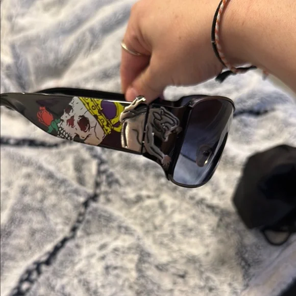 Stylish Black and Sliver Sunglasses Ed Hardy brand skulls on side with 🌹 roses - Picture 5 of 8